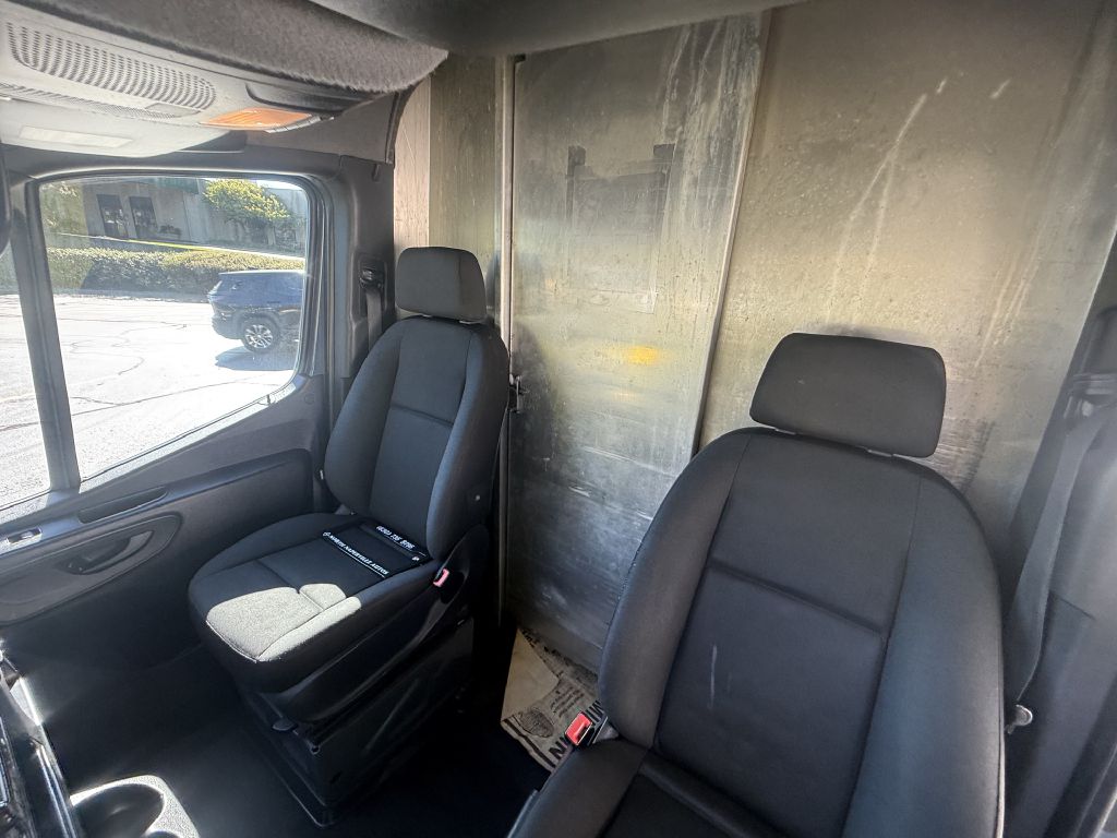 Photo 16 of this MERCEDES-BENZ SPRINTER