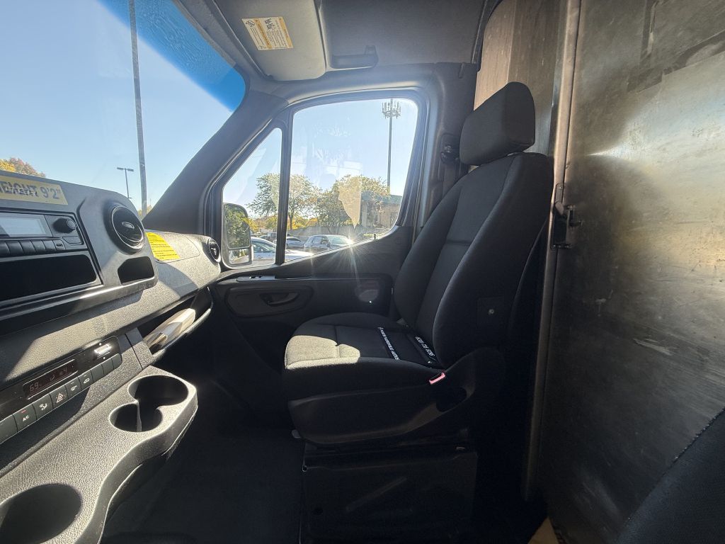 Photo 26 of this MERCEDES-BENZ SPRINTER