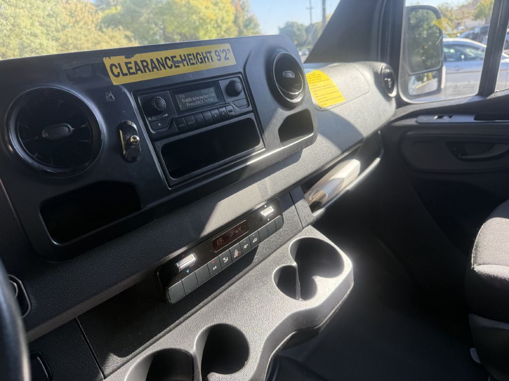 Photo 27 of this MERCEDES-BENZ SPRINTER