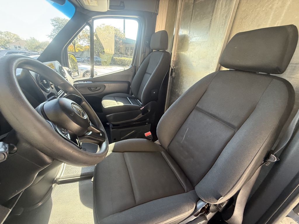 Photo 13 of this MERCEDES-BENZ SPRINTER