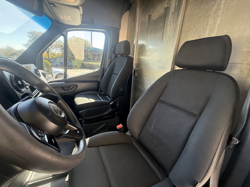 Photo 20 of this MERCEDES-BENZ SPRINTER
