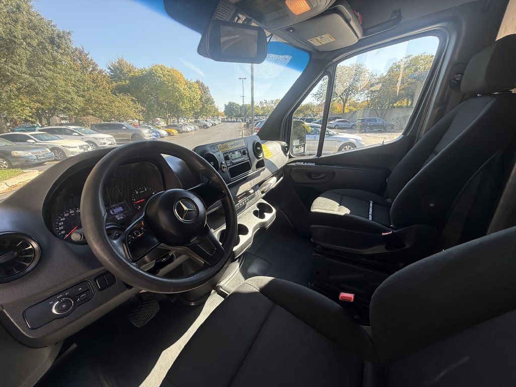 Photo 28 of this MERCEDES-BENZ SPRINTER
