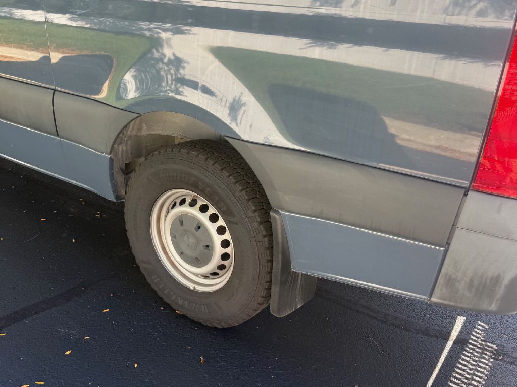 Photo 30 of this MERCEDES-BENZ SPRINTER