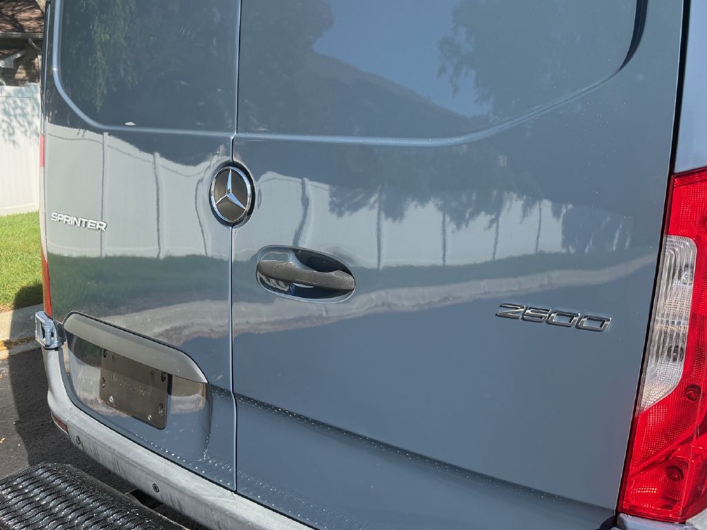 Photo 31 of this MERCEDES-BENZ SPRINTER
