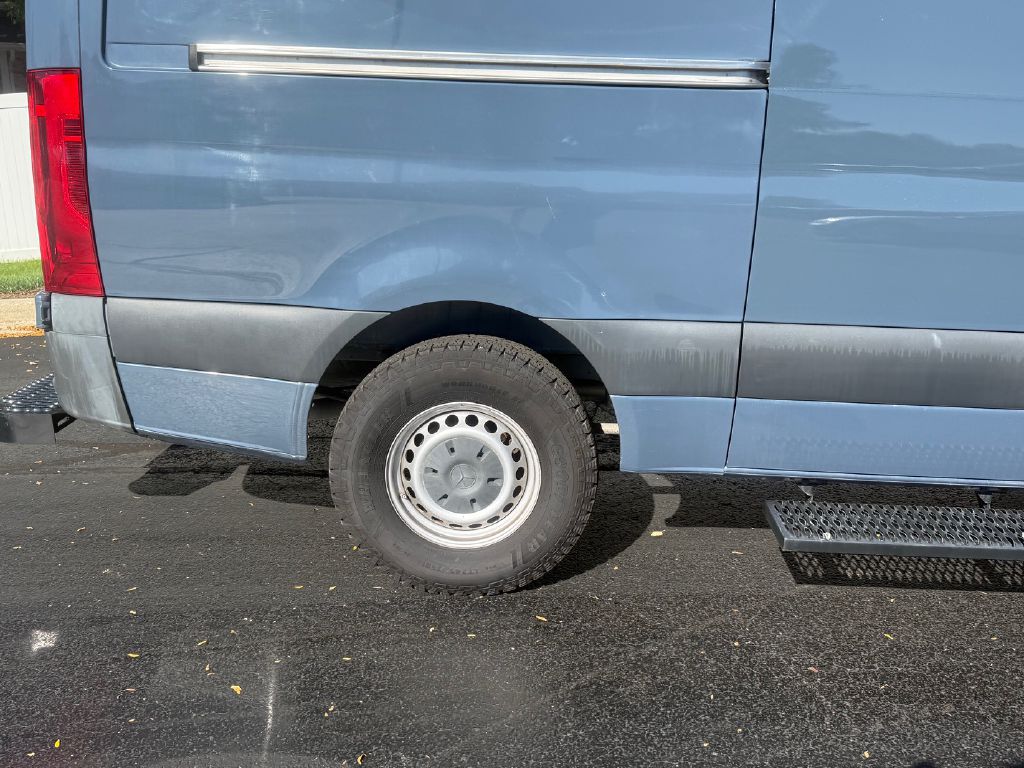 Photo 32 of this MERCEDES-BENZ SPRINTER