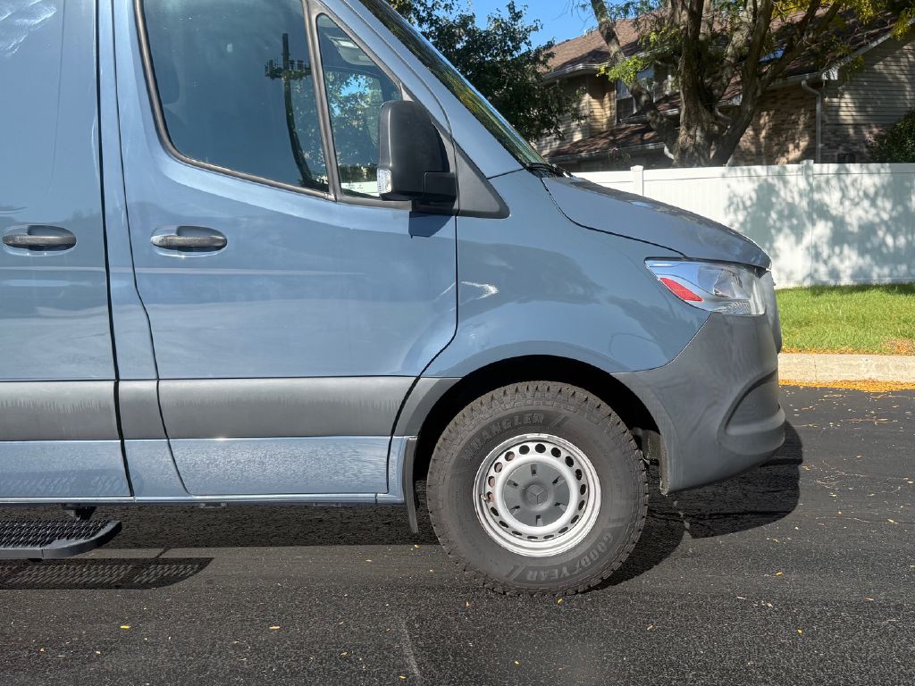 Photo 12 of this MERCEDES-BENZ SPRINTER