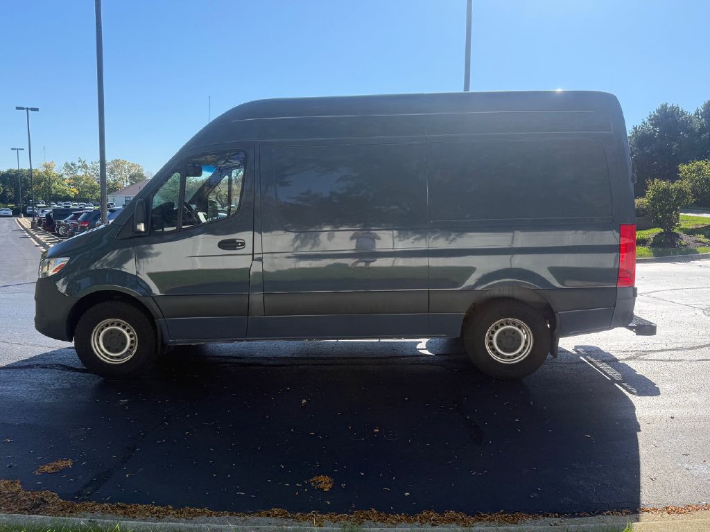 Photo 9 of this MERCEDES-BENZ SPRINTER