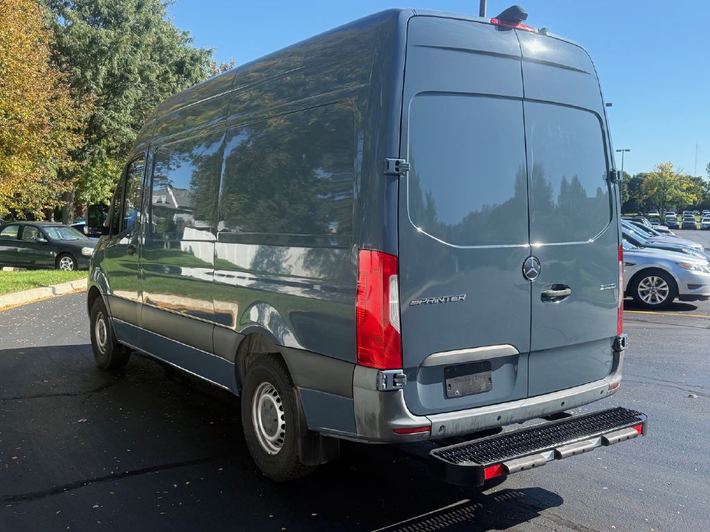 Photo 8 of this MERCEDES-BENZ SPRINTER