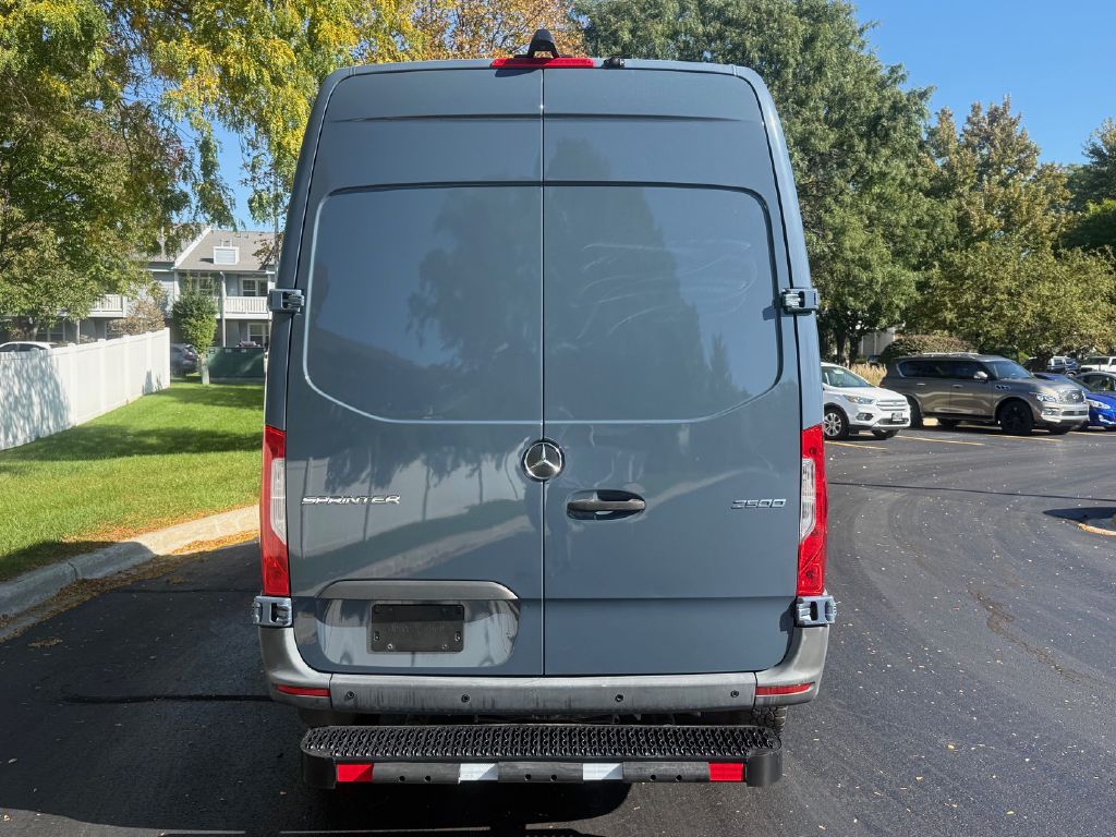 Photo 7 of this MERCEDES-BENZ SPRINTER