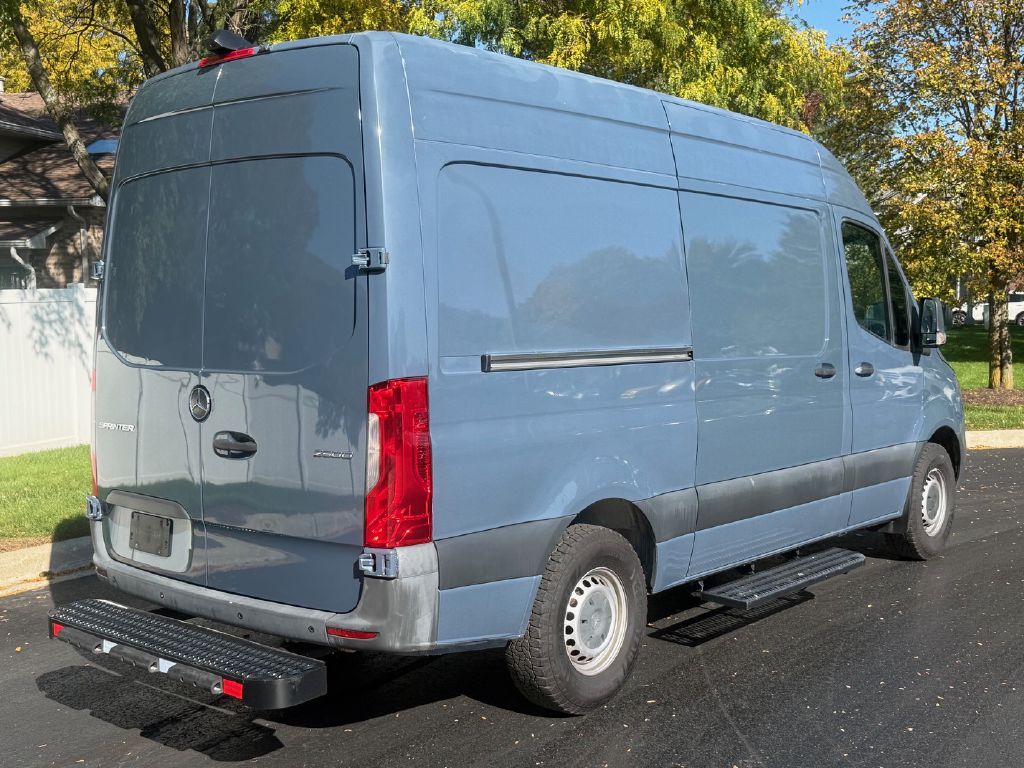 Photo 6 of this MERCEDES-BENZ SPRINTER