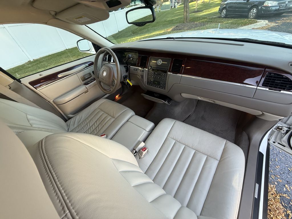 Photo 12 of this LINCOLN TOWN CAR