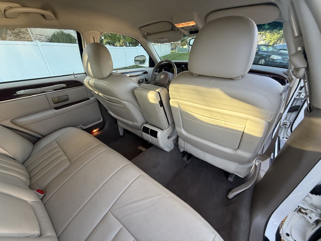 Photo 19 of this LINCOLN TOWN CAR