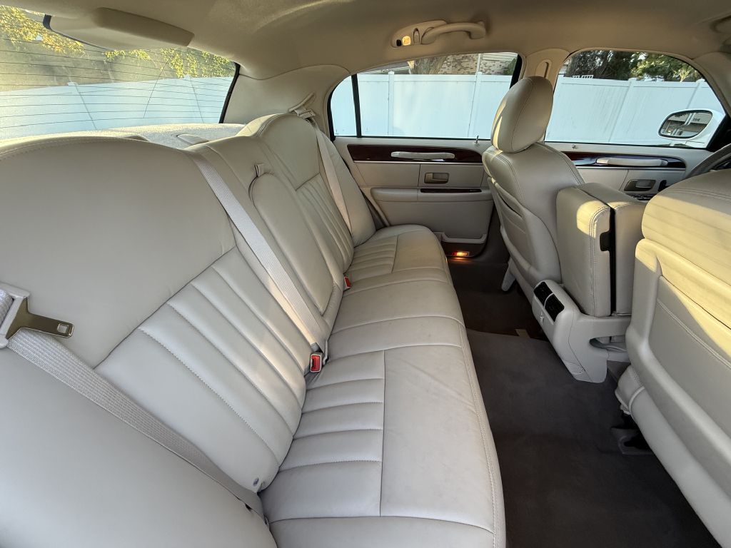 Photo 20 of this LINCOLN TOWN CAR
