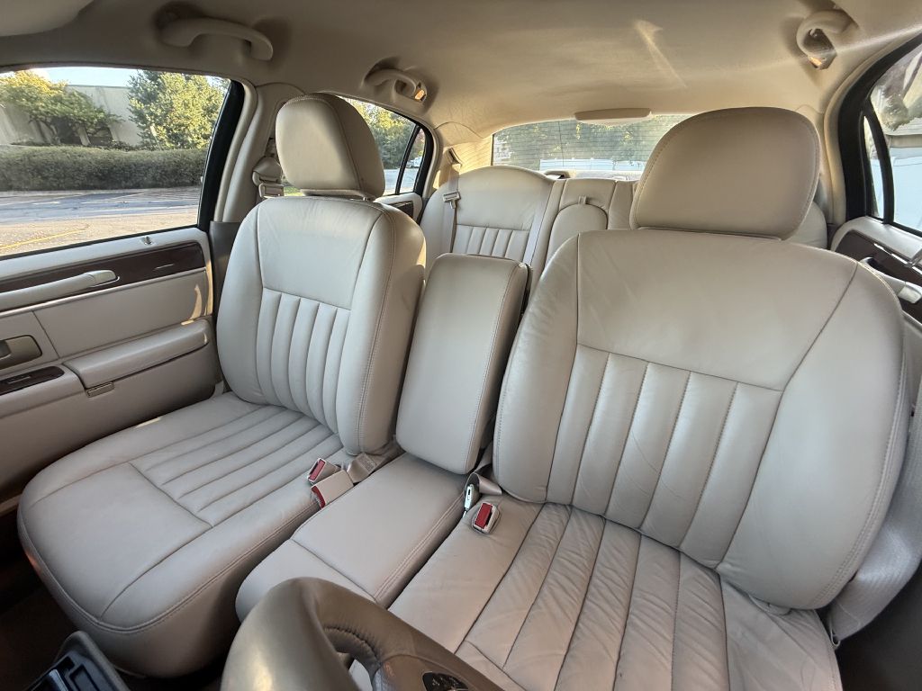 Photo 16 of this LINCOLN TOWN CAR