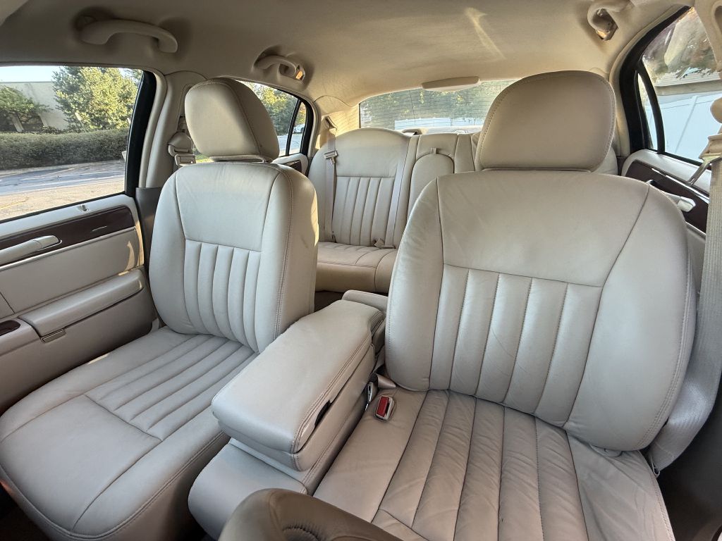Photo 14 of this LINCOLN TOWN CAR