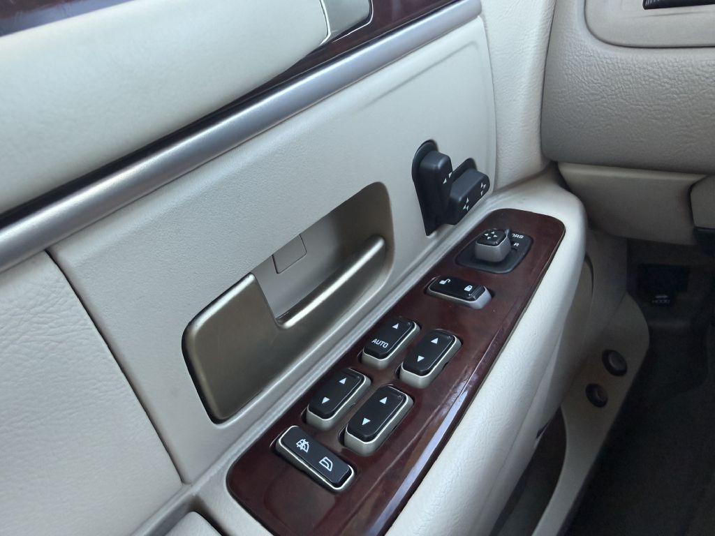 Photo 27 of this LINCOLN TOWN CAR