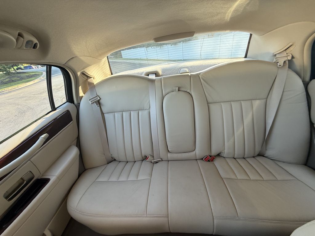 Photo 28 of this LINCOLN TOWN CAR