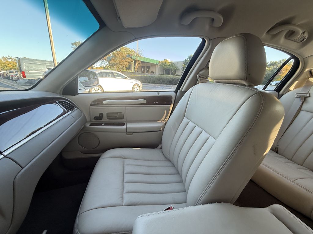 Photo 18 of this LINCOLN TOWN CAR