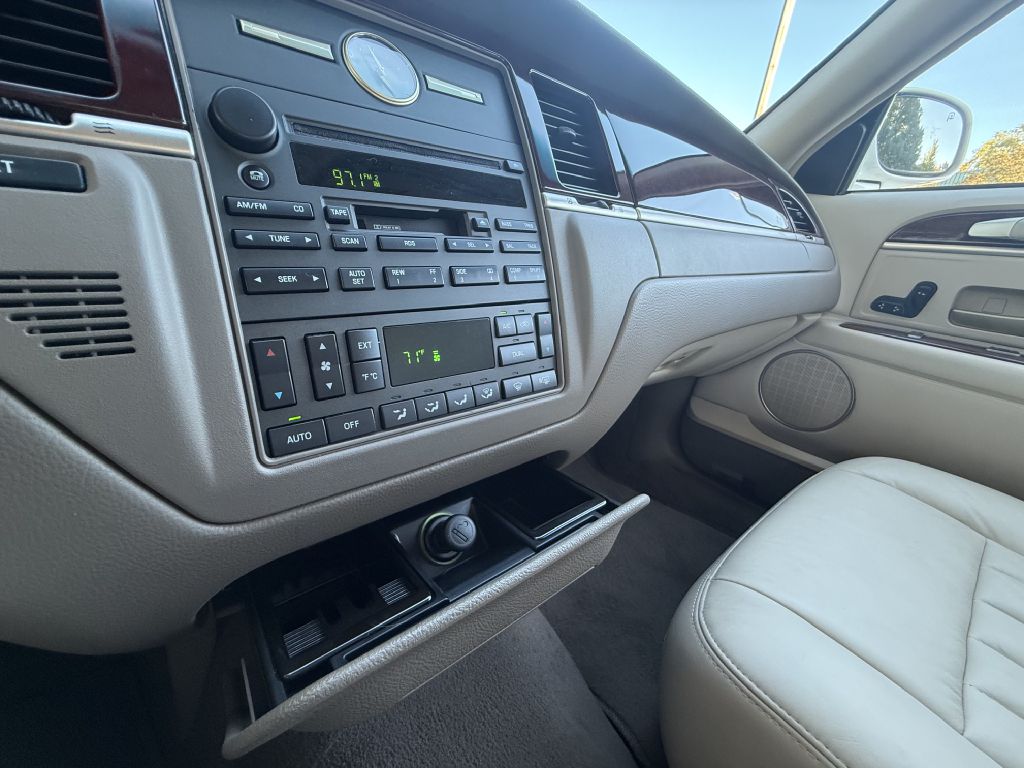 Photo 24 of this LINCOLN TOWN CAR