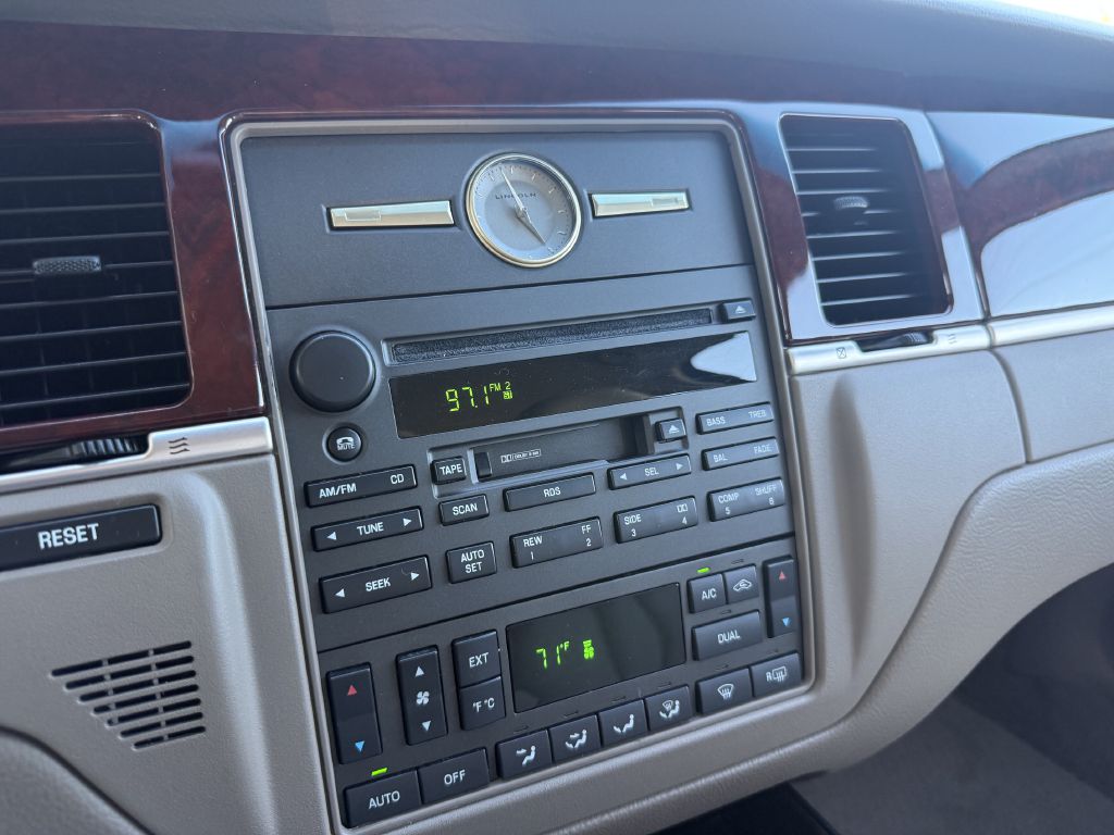 Photo 15 of this LINCOLN TOWN CAR