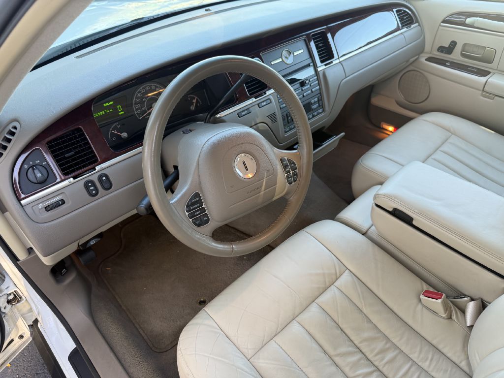 Photo 17 of this LINCOLN TOWN CAR