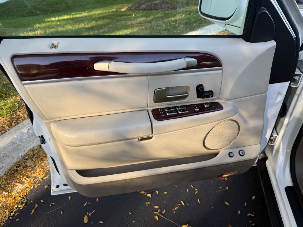 Photo 23 of this LINCOLN TOWN CAR