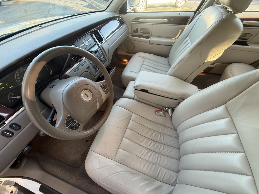 Photo 29 of this LINCOLN TOWN CAR