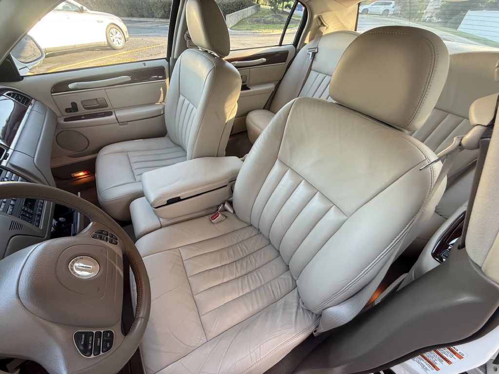 Photo 22 of this LINCOLN TOWN CAR