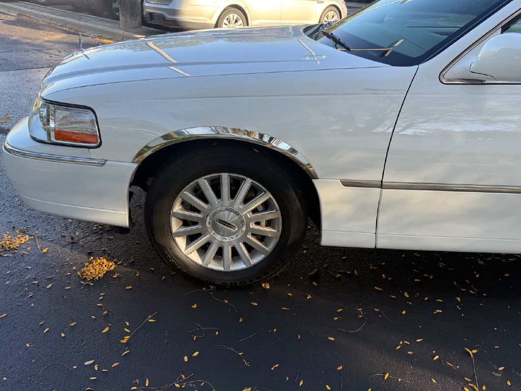Photo 31 of this LINCOLN TOWN CAR