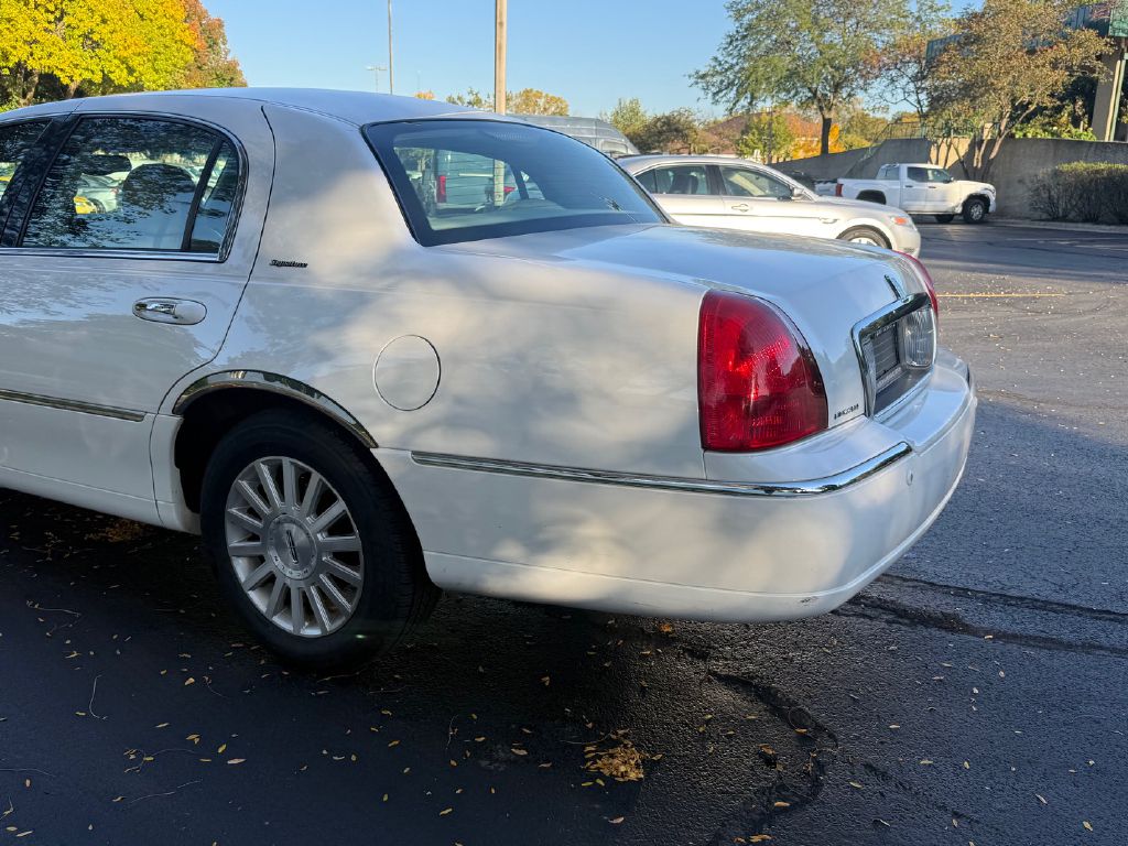Photo 32 of this LINCOLN TOWN CAR