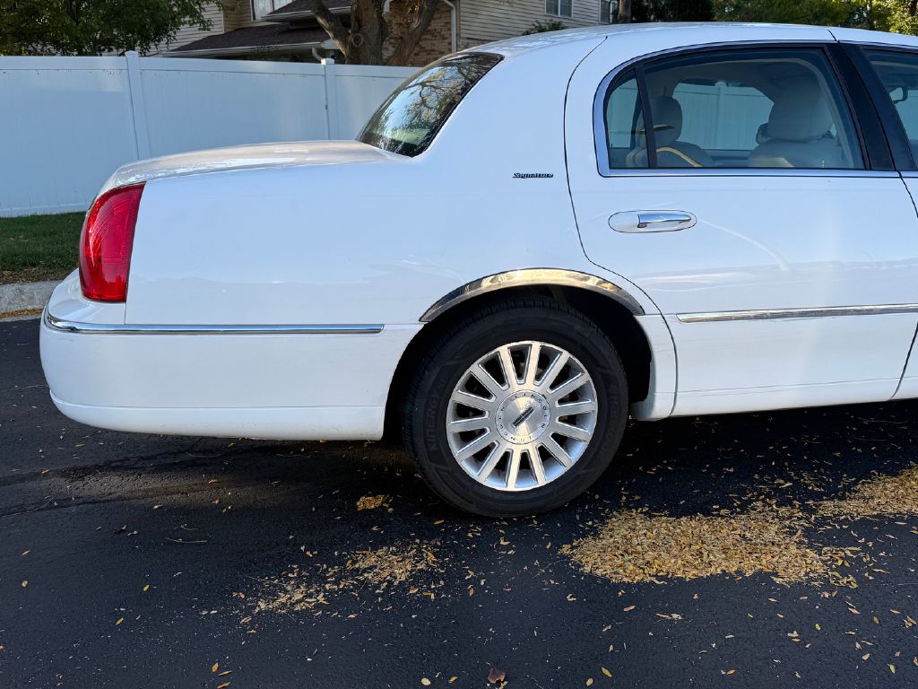 Photo 33 of this LINCOLN TOWN CAR