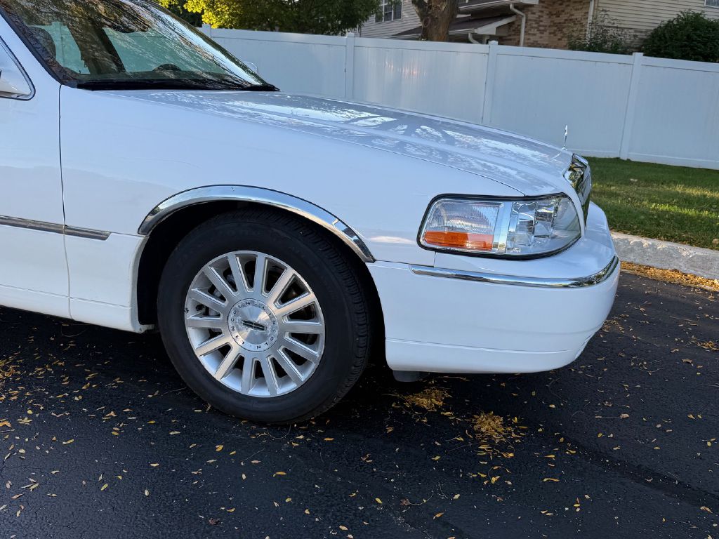 Photo 11 of this LINCOLN TOWN CAR