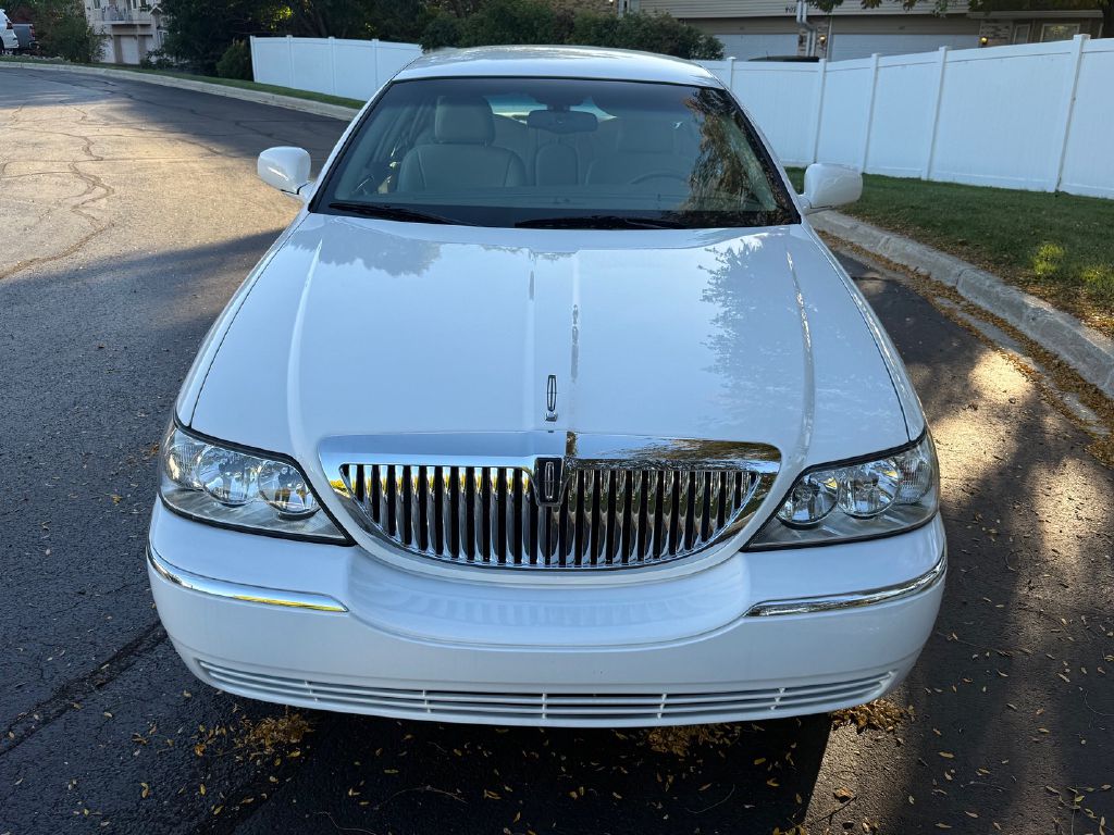 Photo 10 of this LINCOLN TOWN CAR