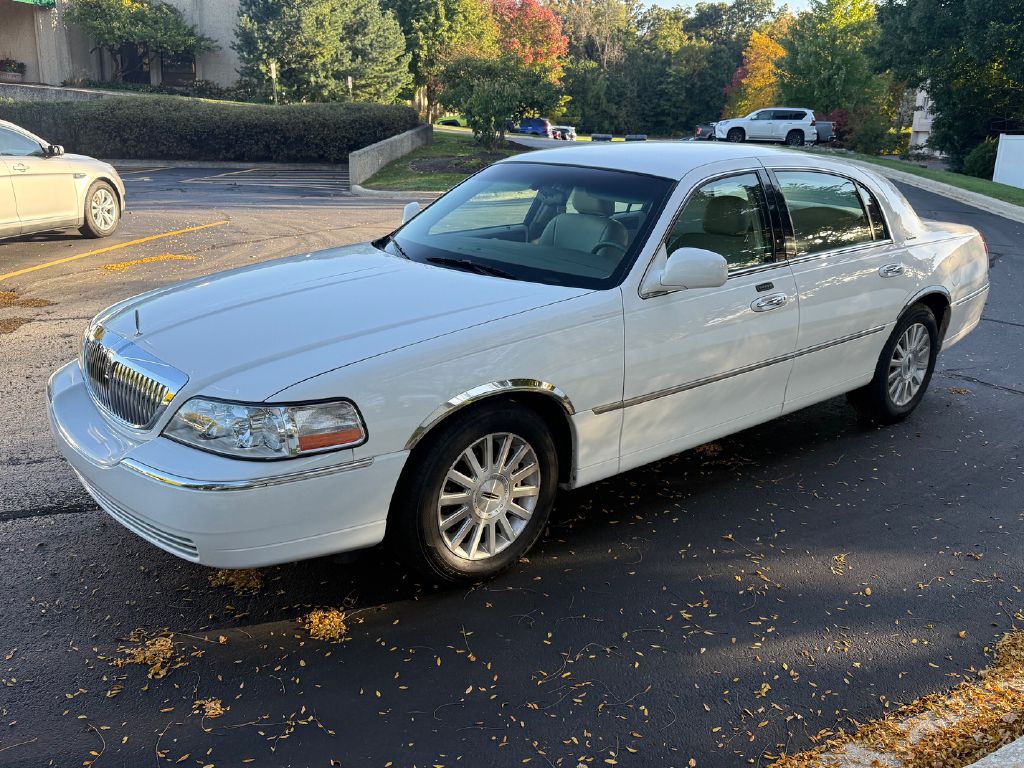 Photo 9 of this LINCOLN TOWN CAR