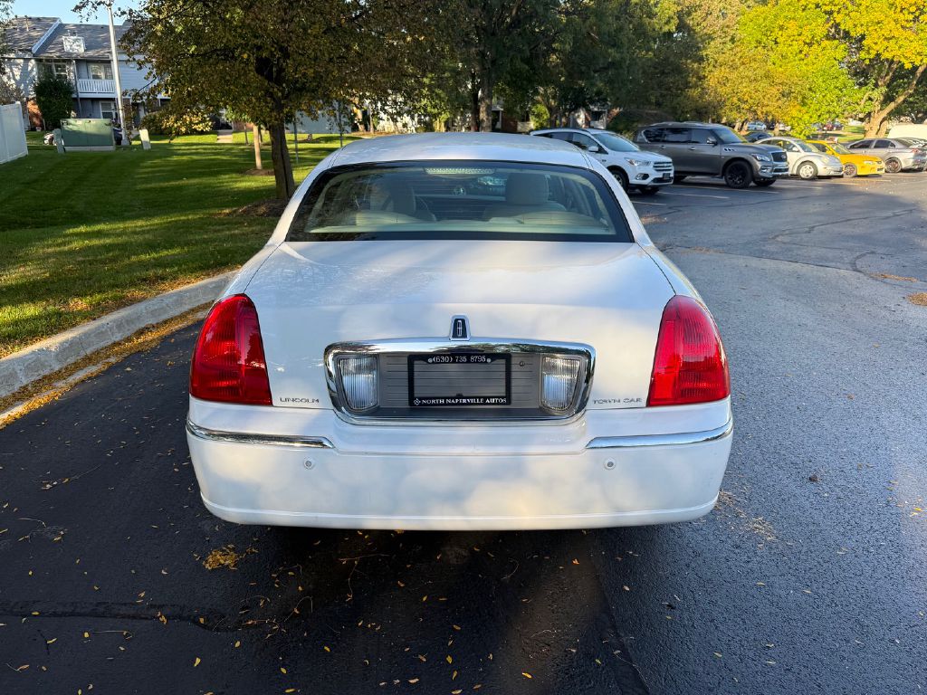 Photo 6 of this LINCOLN TOWN CAR