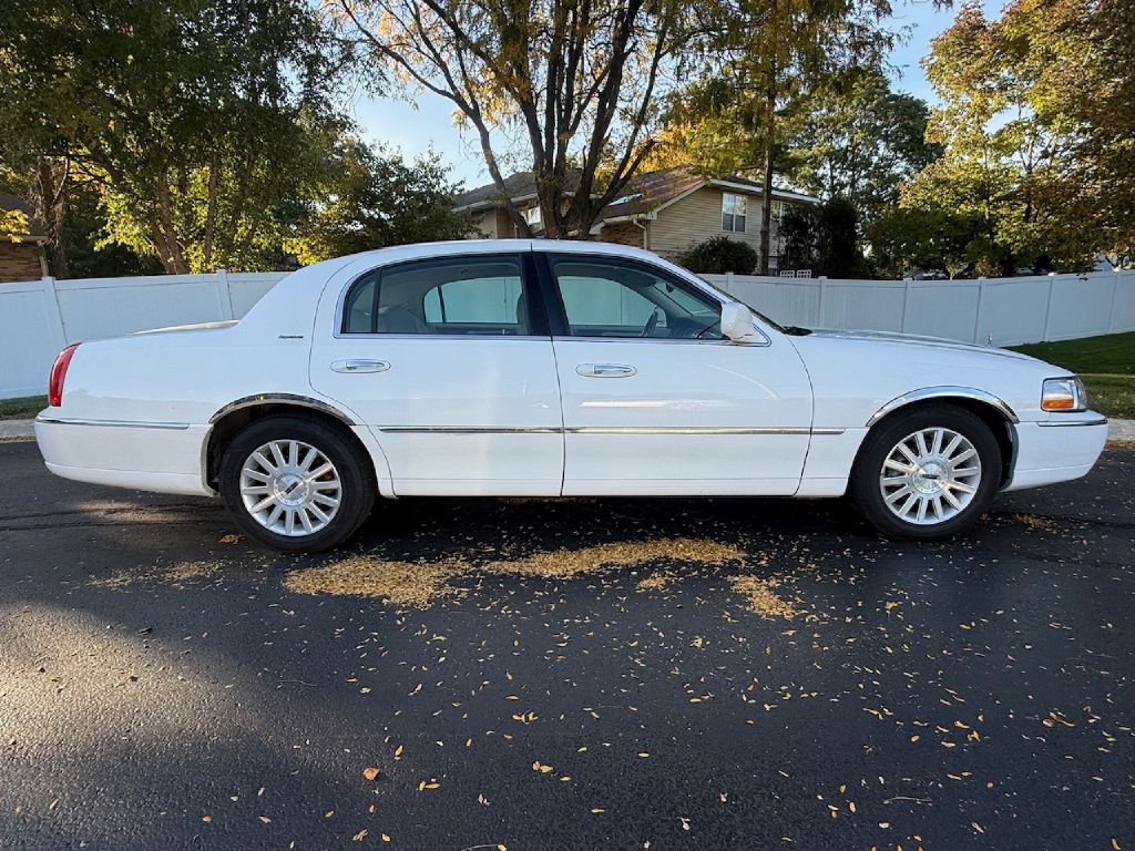Photo 5 of this LINCOLN TOWN CAR