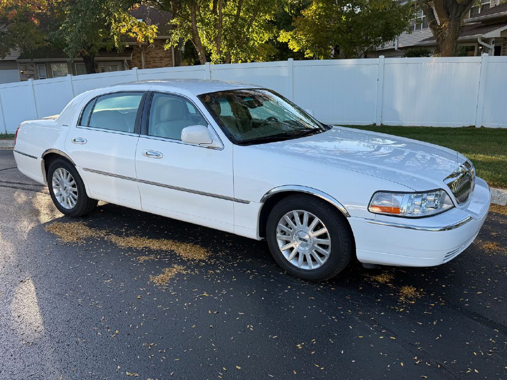 Photo 4 of this LINCOLN TOWN CAR