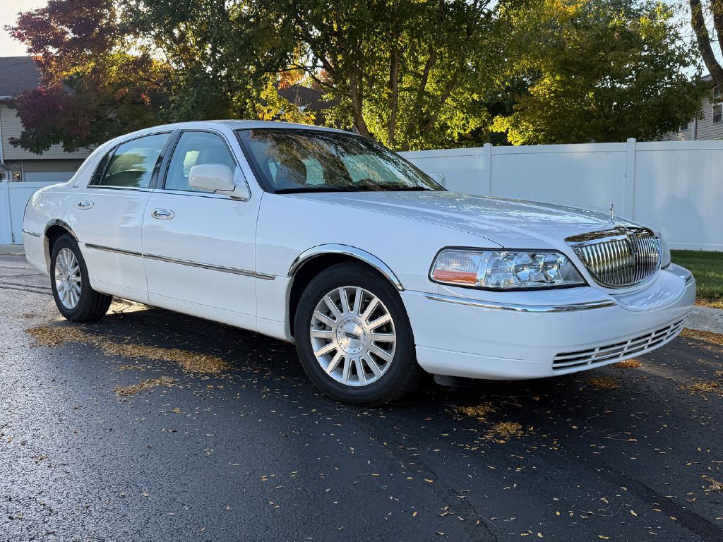 Photo 2 of this LINCOLN TOWN CAR