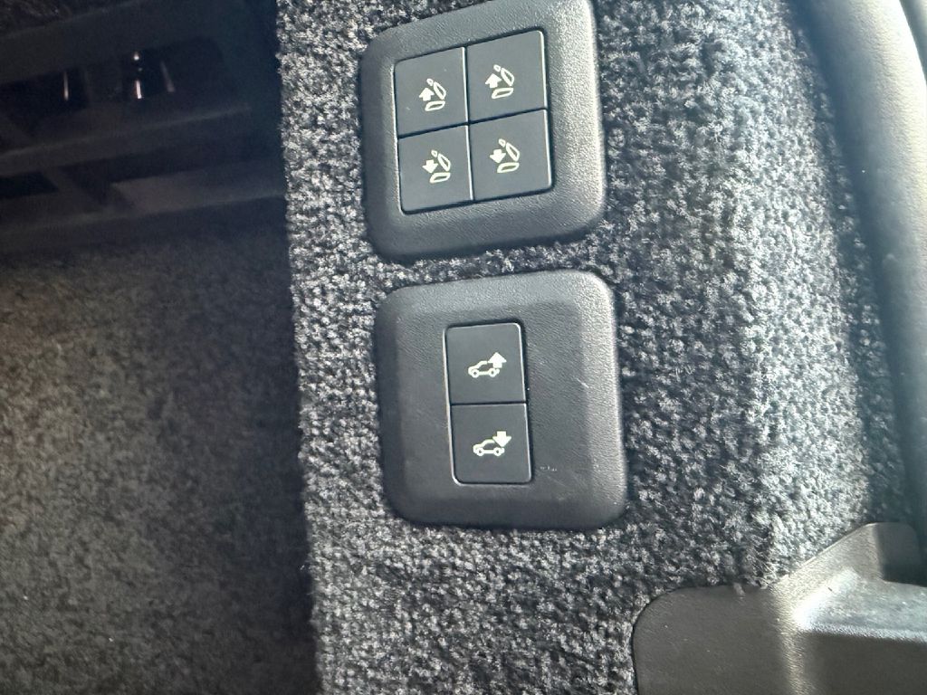 Photo 24 of this LAND ROVER RANGE ROVER