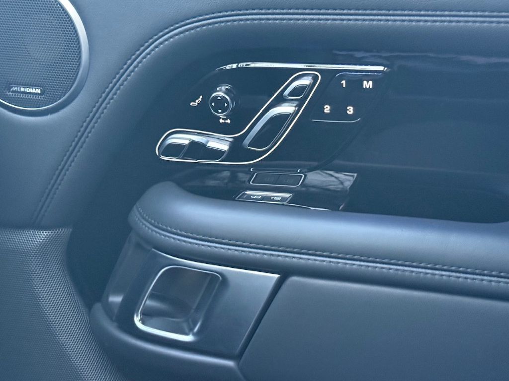 Photo 32 of this LAND ROVER RANGE ROVER