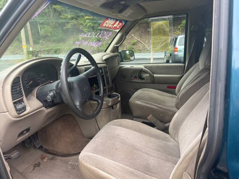 Photo 6 of this CHEVROLET ASTRO