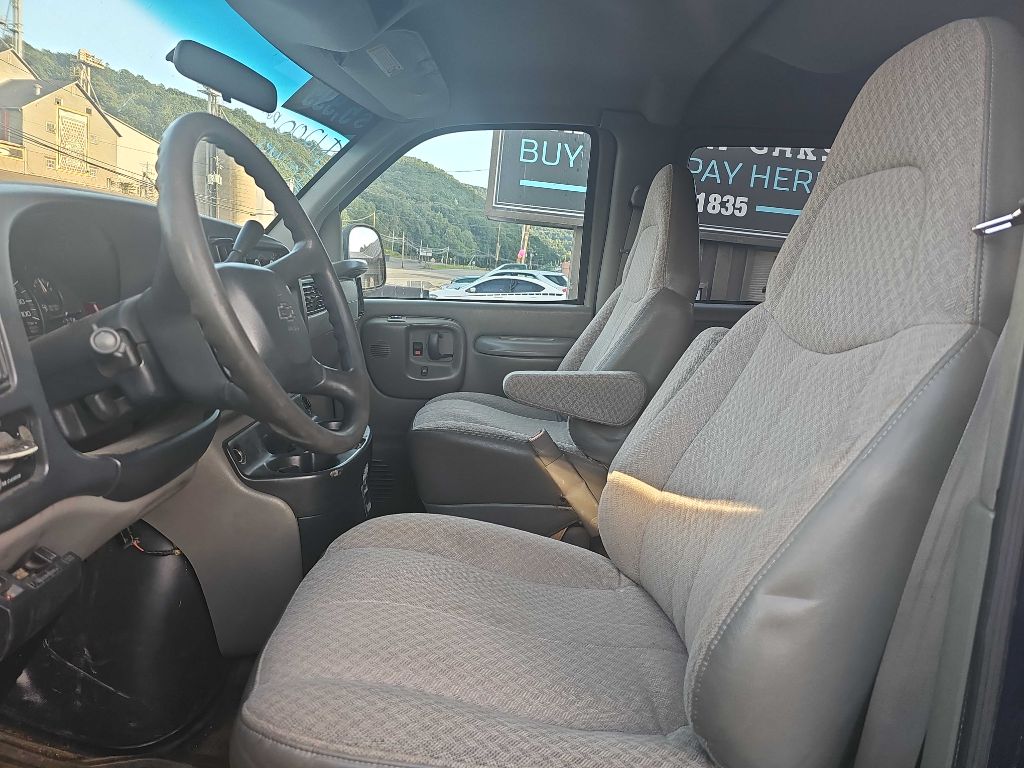 Photo 6 of this CHEVROLET EXPRESS G2500