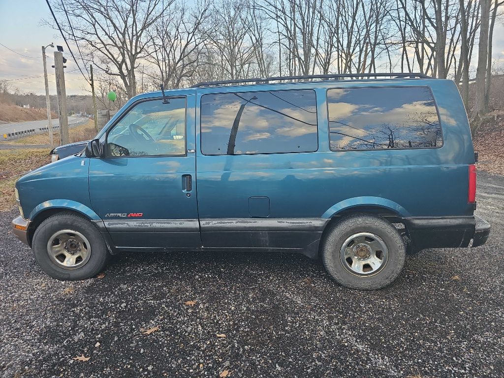 Photo 5 of this CHEVROLET ASTRO