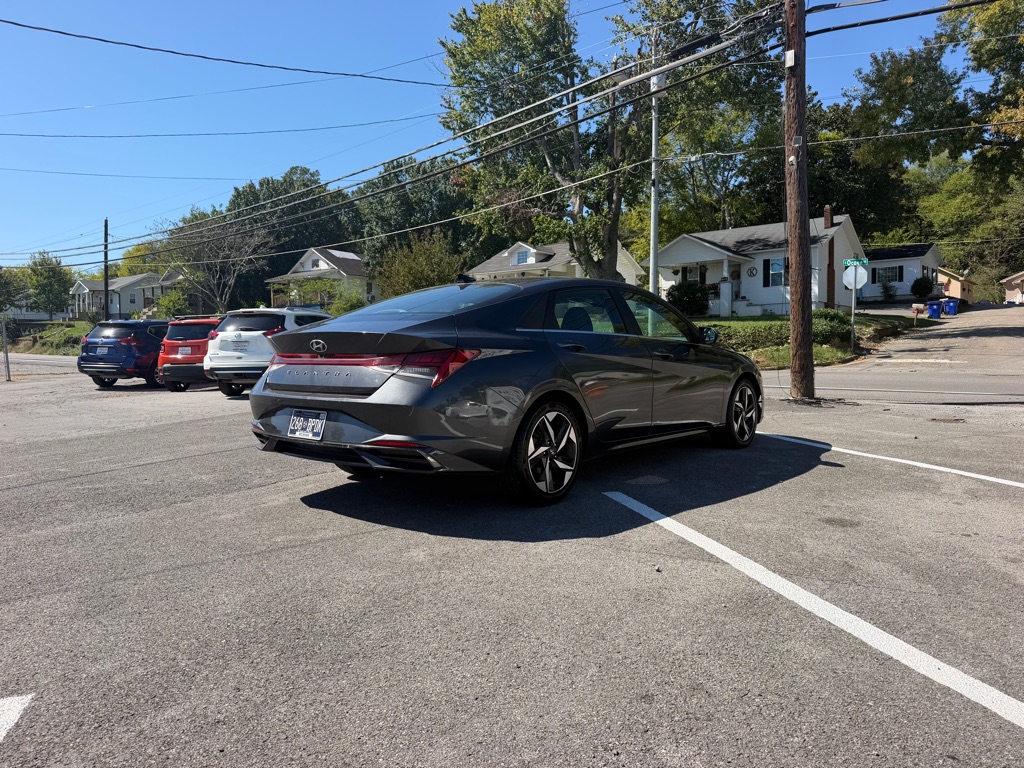 Photo 3 of this HYUNDAI ELANTRA