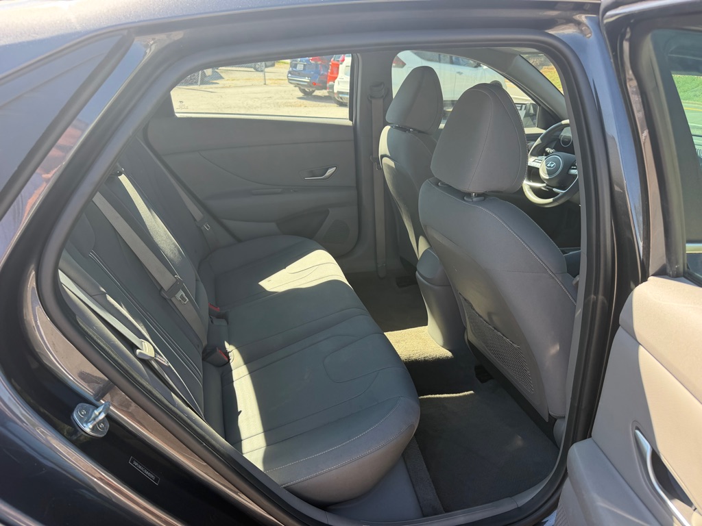 Photo 7 of this HYUNDAI ELANTRA