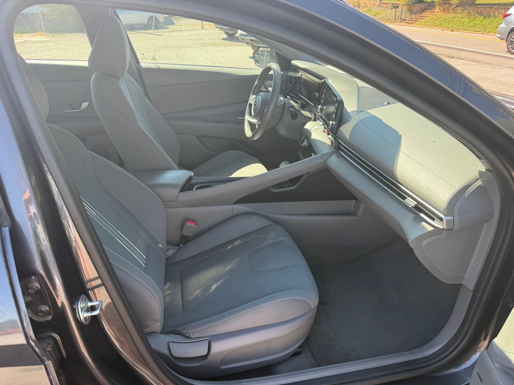 Photo 6 of this HYUNDAI ELANTRA