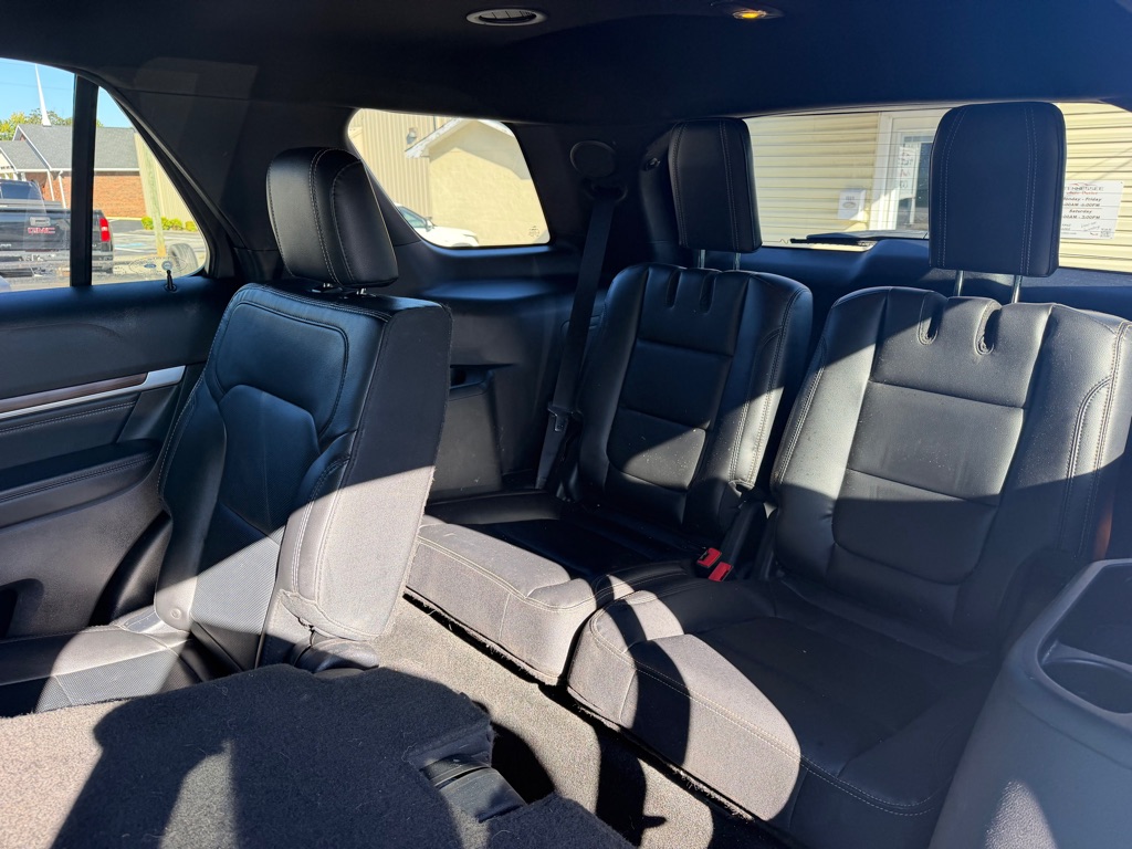Photo 6 of this FORD EXPLORER