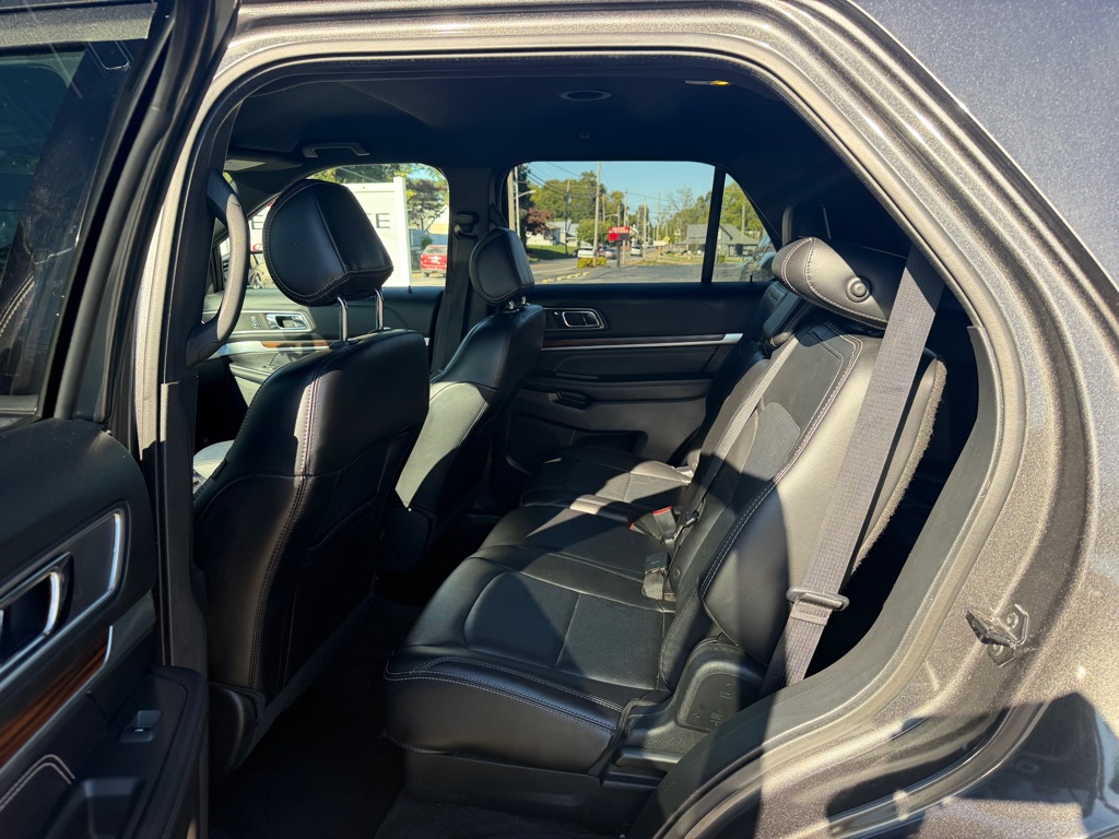 Photo 5 of this FORD EXPLORER