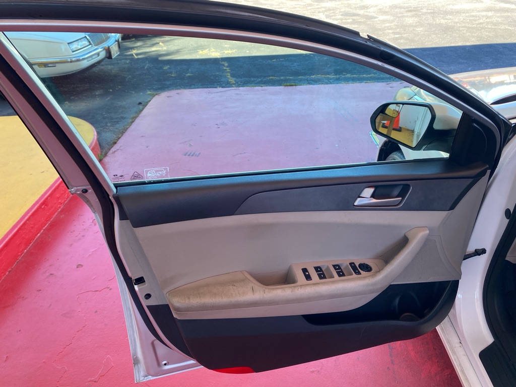 Photo 9 of this HYUNDAI SONATA