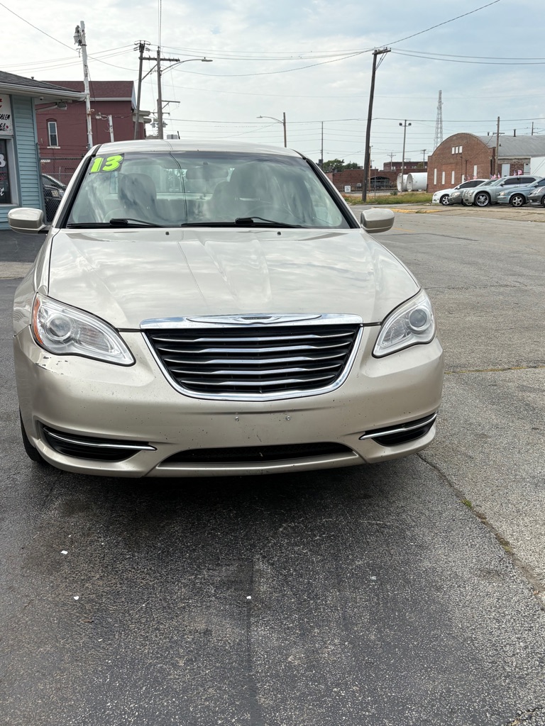 2013 Chrysler 200 LX's photo